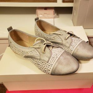 SALE ** BRAND NEW IN BOX ** SILVER STUDDED LACE-UP FLATS